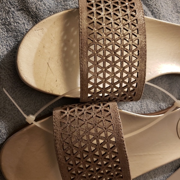 Vince camuto size 9.5 sandals flats sliver new - Picture 6 of 8